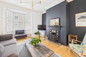 Televisión, chimenea y oficina 