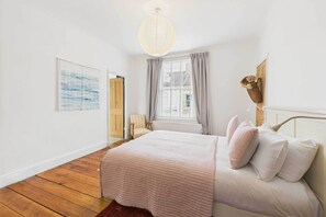 4 bedrooms, desk, iron/ironing board, WiFi