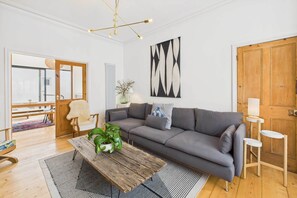 Televisión, chimenea y oficina