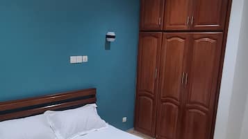 2 quartos, ferros/tábuas de passar roupa, berço de viagem