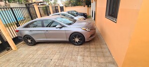 Property grounds - 2 bedroom apartment + 2 bathrooms + private courtyard for vacation rental (Yaoundé cameroon)