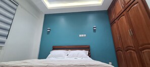 2 dormitorios, tabla de planchar con plancha, cuna de viaje