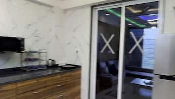 Oxygen Stay Igatpuri | Private kitchen | Full-size fridge, microwave, cookware/dishes/utensils