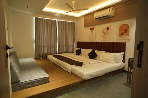 Tara Sitara Luxury Villa with Private Pool | Desk, laptop workspace, free WiFi - Tara Sitara Luxury Villas (Igatpuri)