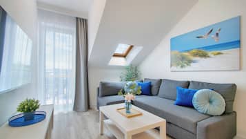 Appartement, balkon, uitzicht op de stad | Woonkamer | Een 37-inch flatscreentelevisie met digitale zenders
