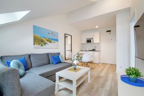 Departamento, balcón, vista a la ciudad | Sala de estar | Televisión de pantalla plana de 37 pulgadas con canales digitales
