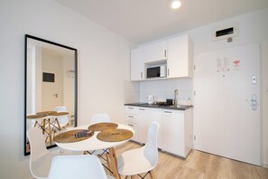 Apartamento, sacada, vista para a cidade | Cozinha americana privada | Cafeteira/chaleira, chaleira elétrica