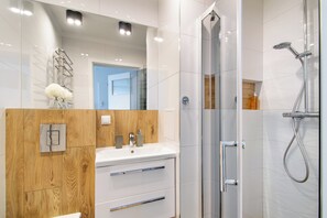 Studio, Balcony, Courtyard View | Bathroom - RentPlanet - Apartament Towarowa (Kolobrzeg)