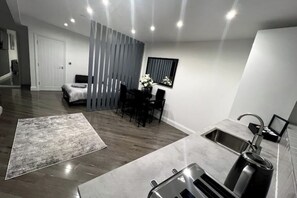 2 habitaciones, tabla de planchar con plancha, wifi y ropa de cama 