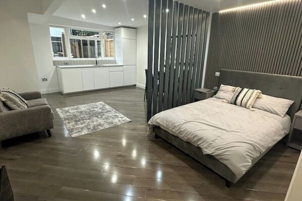 2 habitaciones, tabla de planchar con plancha, wifi y ropa de cama