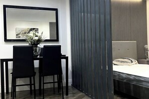 2 habitaciones, tabla de planchar con plancha, wifi y ropa de cama 