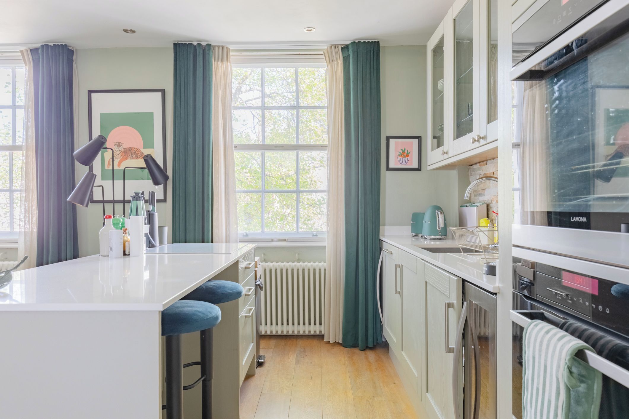 Coffee/tea maker, fridge, oven, stovetop