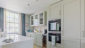 Coffee/tea maker, fridge, oven, stovetop - Elegant 1BD Notting Hill Hideaway (London)