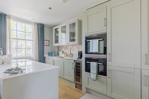 Private kitchen - Elegant 1BD Notting Hill Hideaway (London)