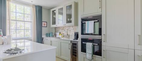 Køleskab, ovn, kogeplade, opvaskemaskine