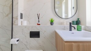 Shower, hair dryer - Elegant 1BD Notting Hill Hideaway (London)