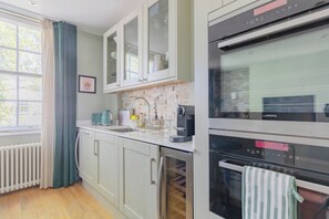 Private kitchen - Elegant 1BD Notting Hill Hideaway (London)