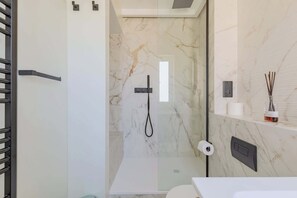 Douche, sèche-cheveux