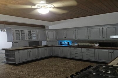 5-bedroom, 2 baths house with WiFi, AC in Woodbrook. Near many mas camps.