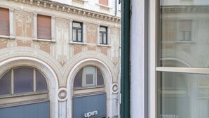 Facciata di un edificio con dettagli architettonici decorativi e una vetrina con il cartello 'upim'.