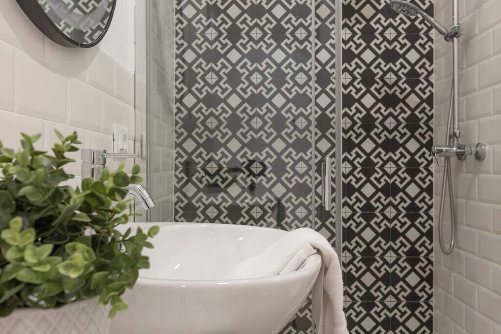 Shower, hair dryer, towels, shampoo
