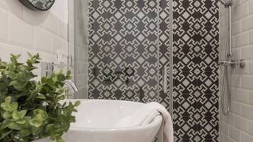 Shower, hair dryer, towels, shampoo