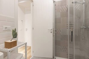 Shower, hair dryer, towels, shampoo - Trieste Time Capsule (Trieste)