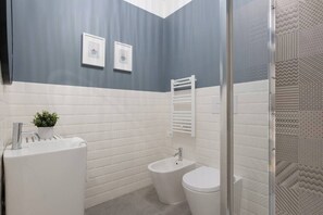 Een douche, een haardroger, handdoeken