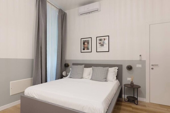 1 bedroom, desk, WiFi