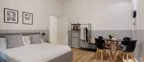 1 bedroom, desk, WiFi