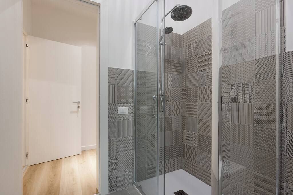 Shower, hair dryer, towels, shampoo