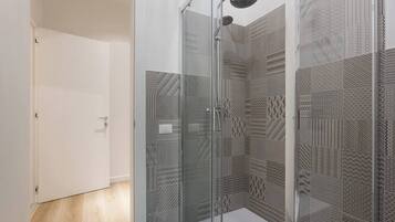 Shower, hair dryer, towels, shampoo