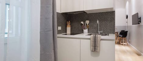 Stovetop, cookware/dishes/utensils