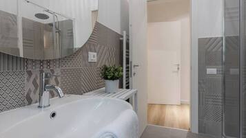 Shower, hair dryer, towels, shampoo