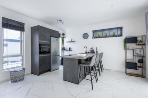 Een koelkast, een oven, een vaatwasser, een koffiezetapparaat/waterkoker