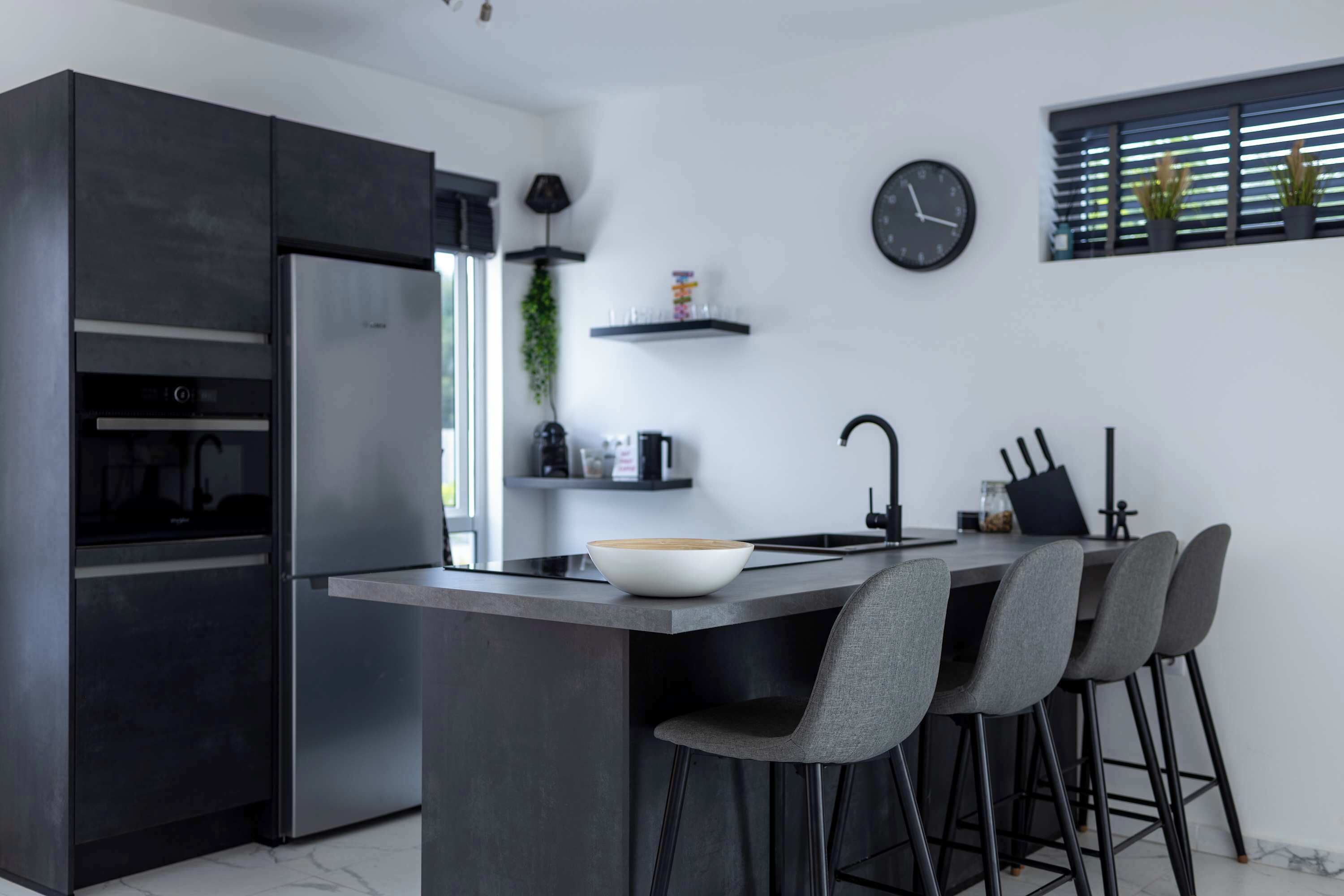 Refrigerador, horno, lavavajillas y cafetera y tetera 