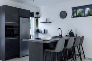 Réfrigérateur, four, lave-vaisselle, cafetière/bouilloire