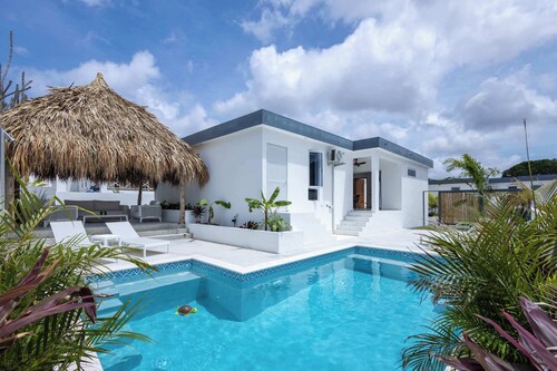Villa Saliña | Tropical Getaway with BBQ & Pool