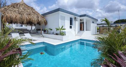Villa Saliña | Tropical Getaway with BBQ & Pool