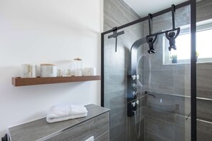 Bruser, hårtørrer, håndklæder, Shampoo