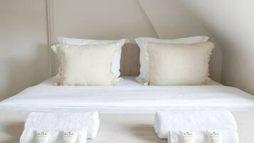 Apartamento, vista para o pátio | Ferros/tábuas de passar roupa, Wi-Fi de cortesia