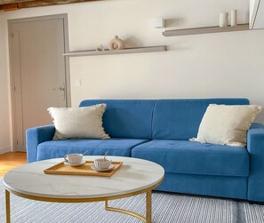 아파트, 마당 전망 | 거실 공간 | 디지털 채널 시청이 가능한 80cm 스마트 TV