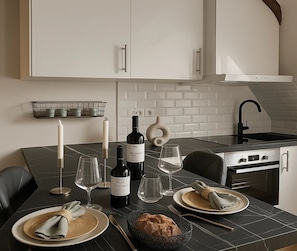 Apartamento, vistas al patio | Cocina privada | Máquina de café espresso y hervidor eléctrico