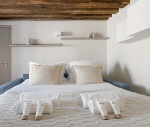 Apartamento, vistas al patio | Zona de estar | Smart TV de 80 cm con canales digitales