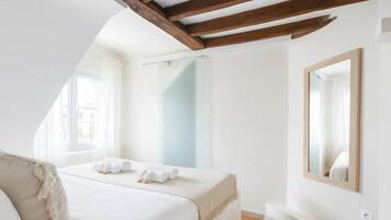 Apartamento, vista para o pátio | Ferros/tábuas de passar roupa, Wi-Fi de cortesia