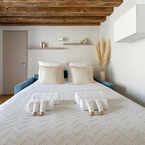 Apartment, Courtyard View | Living area | 80-cm Smart TV with digital channels - 1612 Choron (Paris)