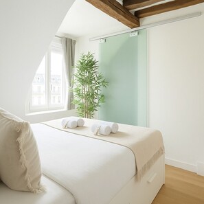 Apartment, Courtyard View | Iron/ironing board, free WiFi - 1612 Choron (Paris)