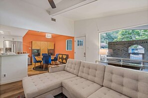 Televisión, chimenea y oficina 