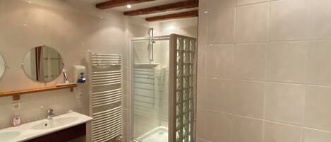 Dusch, hårtork, handdukar och tvål