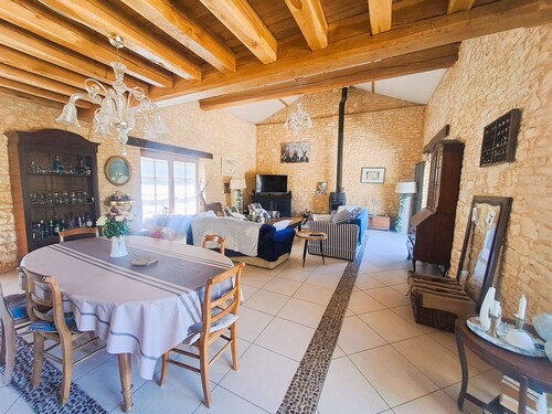 En campagne, Maison spacieuse avec grande terrasse, piscine et jardin